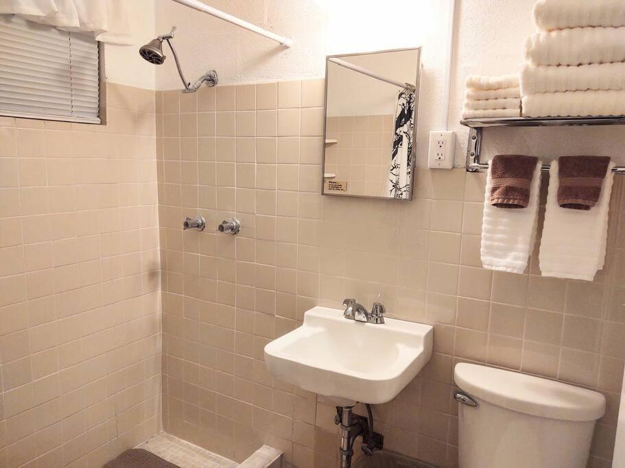 #02 - Unique Lakeside Studio Cottage- Pet Friendly Hot Springs Zewnętrze zdjęcie