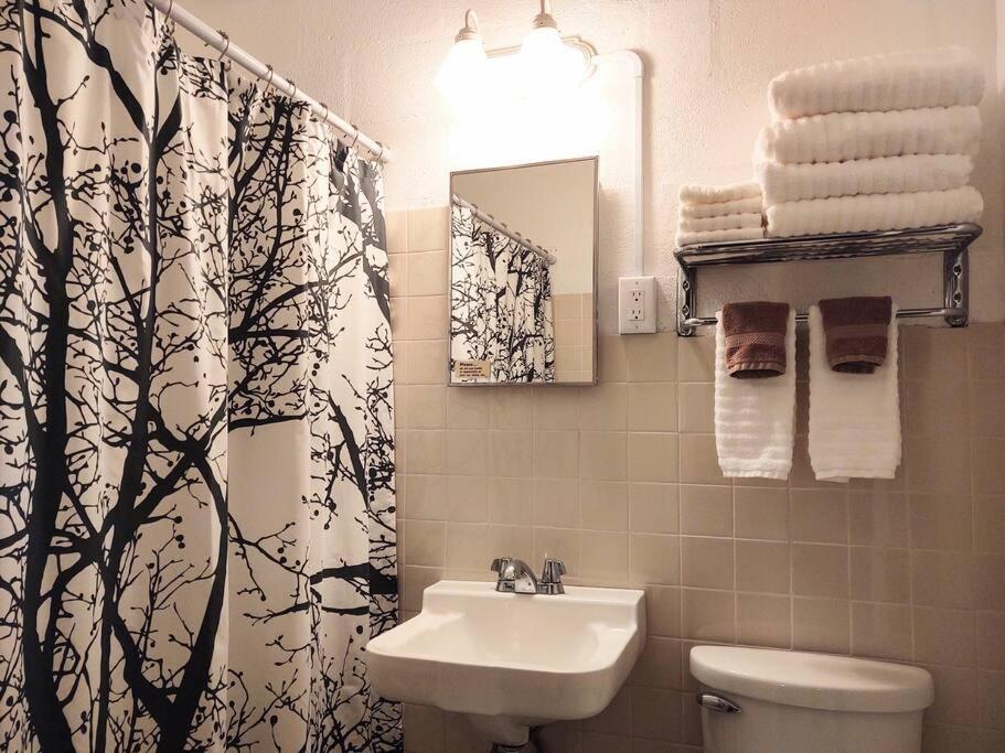 #02 - Unique Lakeside Studio Cottage- Pet Friendly Hot Springs Zewnętrze zdjęcie