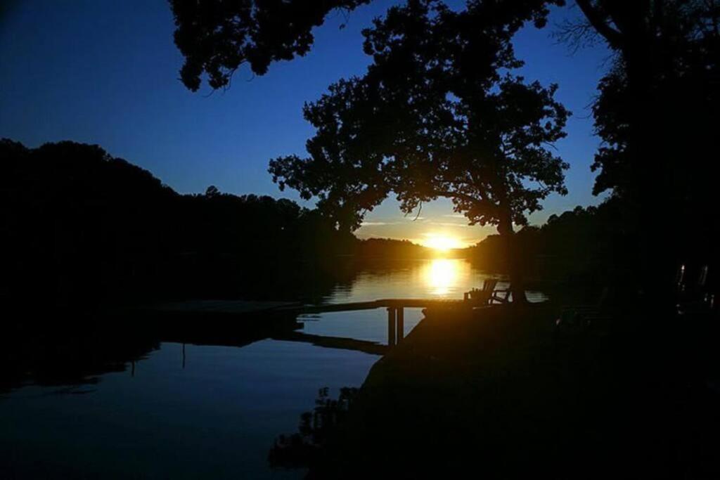 #02 - Unique Lakeside Studio Cottage- Pet Friendly Hot Springs Zewnętrze zdjęcie