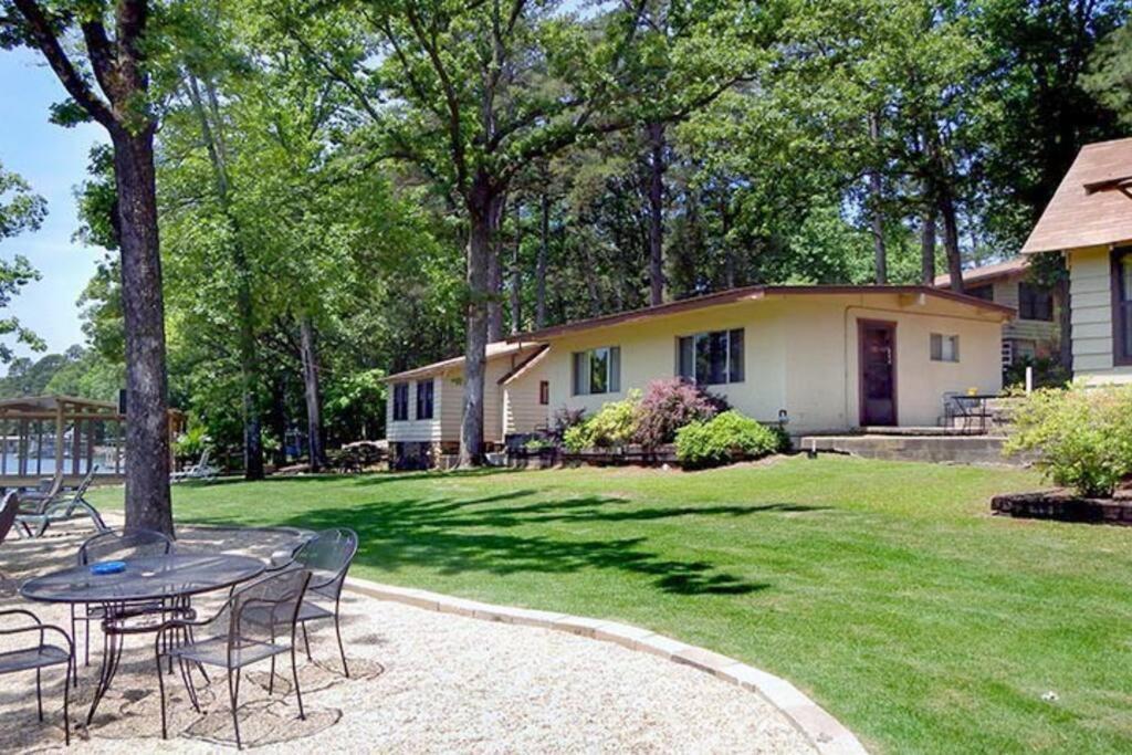 #02 - Unique Lakeside Studio Cottage- Pet Friendly Hot Springs Zewnętrze zdjęcie